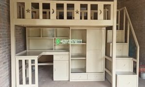 Tempat Tidur Susun Tingkat Bawah Ada Meja Belajar dan lemari
